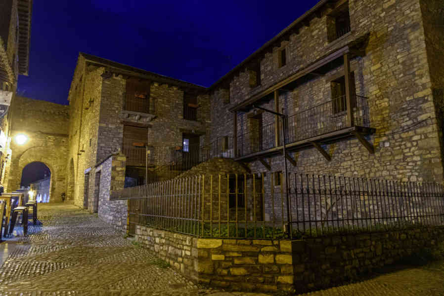 Huesca - Ainsa 43 - calle Mayor.jpg